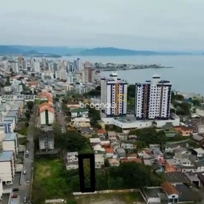 Terreno com 426m², no bairro Estreito em Florianópolis
