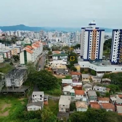 Terreno com 426m², no bairro Estreito em Florianópolis
