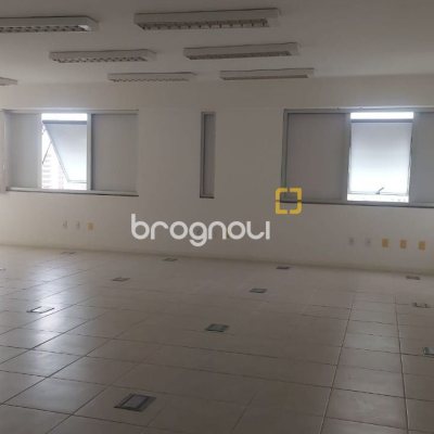 Sala com 76m², 1 garagem, no bairro Centro em Florianópolis