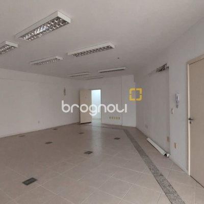 Sala com 76m², 1 garagem, no bairro Centro em Florianópolis