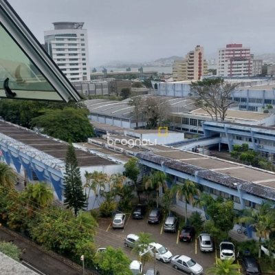 Sala com 76m², 1 garagem, no bairro Centro em Florianópolis