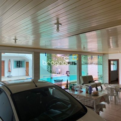 Casa com 162m², 2 quartos (sendo 2 suítes), 6 garagens, no bairro Cachoeira do Bom Jesus em Florianópolis