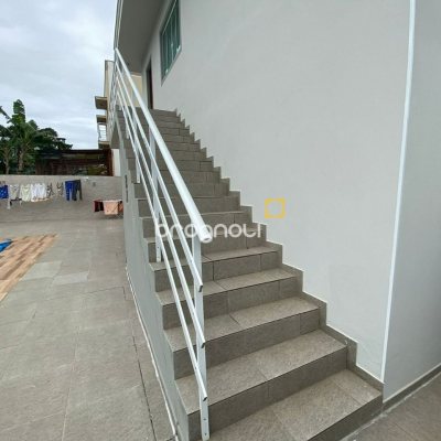 Casa com 162m², 2 quartos (sendo 2 suítes), 6 garagens, no bairro Cachoeira do Bom Jesus em Florianópolis