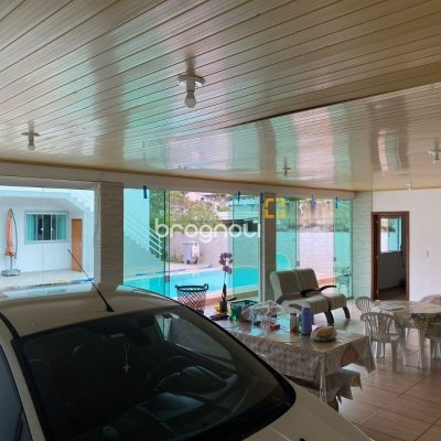 Casa com 162m², 2 quartos (sendo 2 suítes), 6 garagens, no bairro Cachoeira do Bom Jesus em Florianópolis