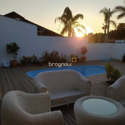 Casa com 190m², 3 quartos (sendo 2 suítes), 3 garagens, no bairro Daniela em Florianópolis