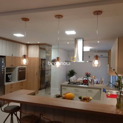 Casa com 190m², 3 quartos (sendo 2 suítes), 3 garagens, no bairro Daniela em Florianópolis