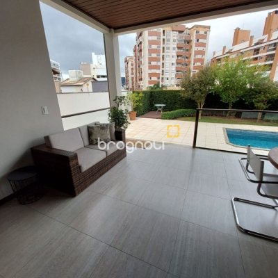 Casa com 220m², 4 quartos (sendo 2 suítes), 2 garagens, no bairro Córrego Grande em Florianópolis