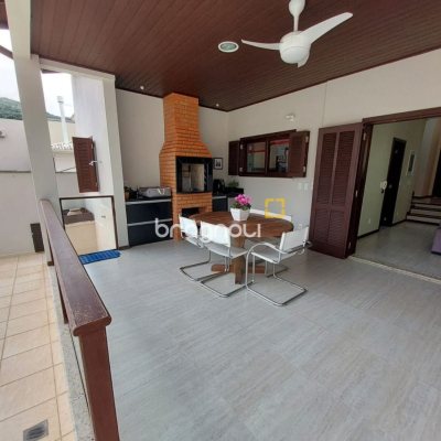 Casa com 220m², 4 quartos (sendo 2 suítes), 2 garagens, no bairro Córrego Grande em Florianópolis