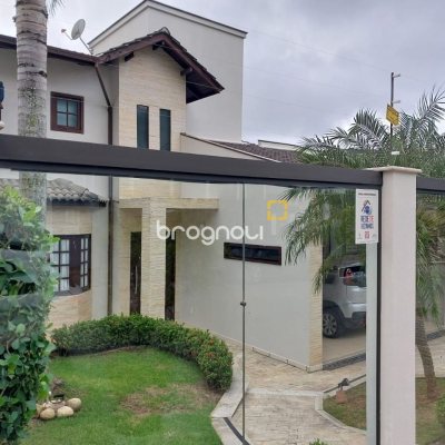 Casa com 220m², 4 quartos (sendo 2 suítes), 2 garagens, no bairro Córrego Grande em Florianópolis