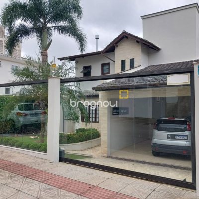 Casa com 220m², 4 quartos (sendo 2 suítes), 2 garagens, no bairro Córrego Grande em Florianópolis