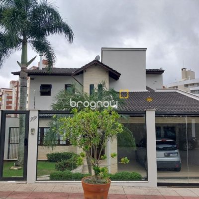 Casa com 220m², 4 quartos (sendo 2 suítes), 2 garagens, no bairro Córrego Grande em Florianópolis