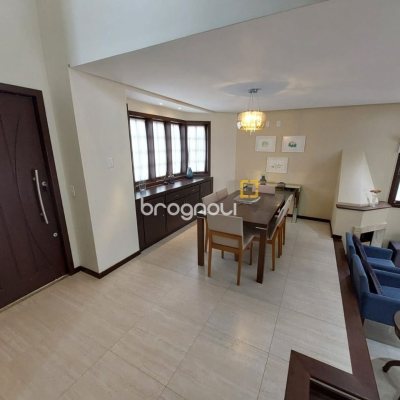 Casa com 220m², 4 quartos (sendo 2 suítes), 2 garagens, no bairro Córrego Grande em Florianópolis
