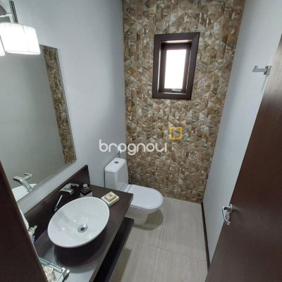 Casa com 220m², 4 quartos (sendo 2 suítes), 2 garagens, no bairro Córrego Grande em Florianópolis