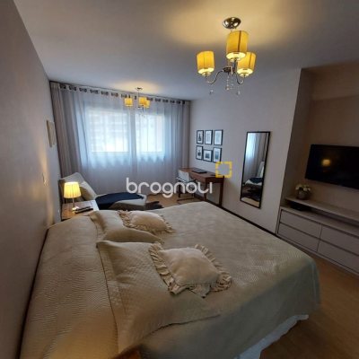 Casa com 220m², 4 quartos (sendo 2 suítes), 2 garagens, no bairro Córrego Grande em Florianópolis