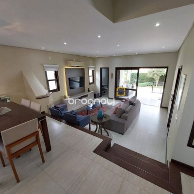 Casa com 220m², 4 quartos (sendo 2 suítes), 2 garagens, no bairro Córrego Grande em Florianópolis