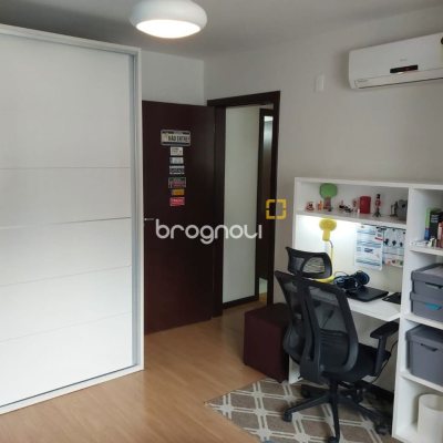 Casa com 220m², 4 quartos (sendo 2 suítes), 2 garagens, no bairro Córrego Grande em Florianópolis