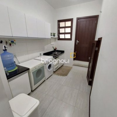 Casa com 220m², 4 quartos (sendo 2 suítes), 2 garagens, no bairro Córrego Grande em Florianópolis