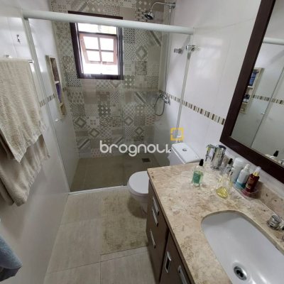 Casa com 220m², 4 quartos (sendo 2 suítes), 2 garagens, no bairro Córrego Grande em Florianópolis