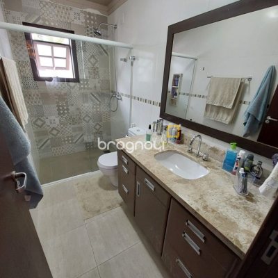 Casa com 220m², 4 quartos (sendo 2 suítes), 2 garagens, no bairro Córrego Grande em Florianópolis