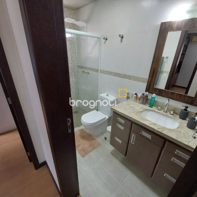 Casa com 220m², 4 quartos (sendo 2 suítes), 2 garagens, no bairro Córrego Grande em Florianópolis