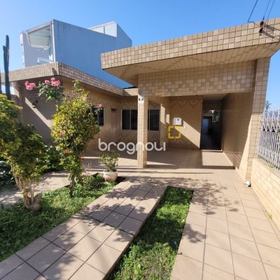 Casa com 138m², 3 quartos (sendo 1 suíte), 4 garagens, no bairro Estreito em Florianópolis
