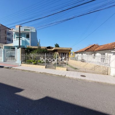 Casa com 138m², 3 quartos (sendo 1 suíte), 4 garagens, no bairro Estreito em Florianópolis