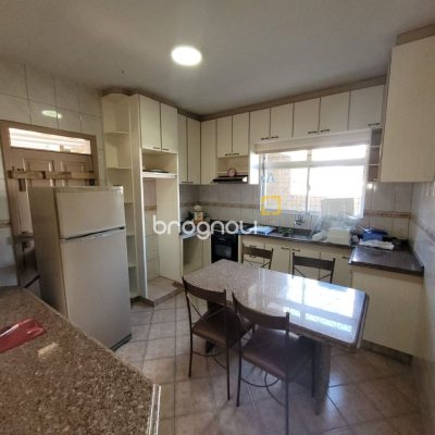 Casa com 138m², 3 quartos (sendo 1 suíte), 4 garagens, no bairro Estreito em Florianópolis