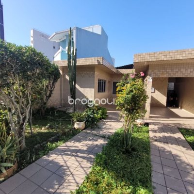 Casa com 138m², 3 quartos (sendo 1 suíte), 4 garagens, no bairro Estreito em Florianópolis