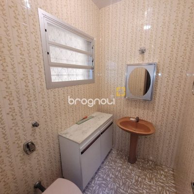 Casa com 138m², 3 quartos (sendo 1 suíte), 4 garagens, no bairro Estreito em Florianópolis