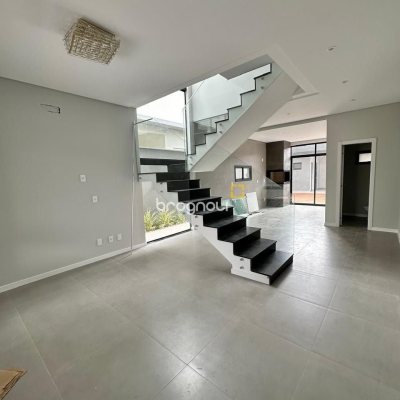 Casa com 165m², 3 quartos (sendo 3 suítes), 4 garagens, no bairro Ingleses em Florianópolis