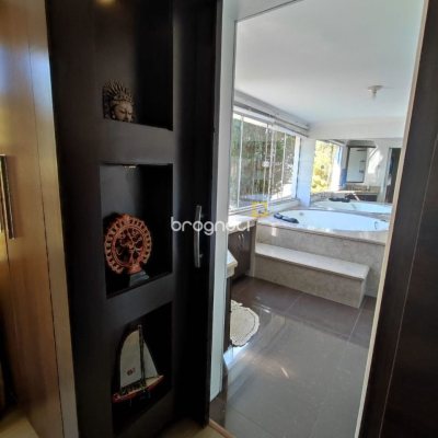 Casa de Condomínio com 287m², 6 quartos (sendo 4 suítes), 3 garagens, no bairro Bosque das Mansões em São José