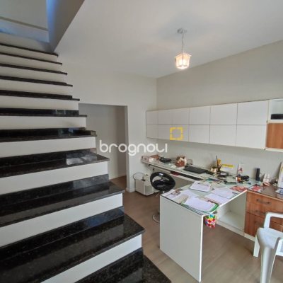 Casa de Condomínio com 287m², 6 quartos (sendo 4 suítes), 3 garagens, no bairro Bosque das Mansões em São José