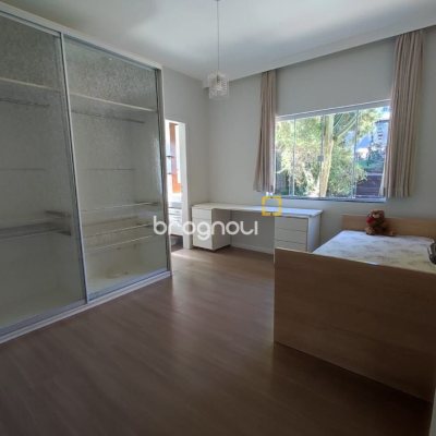 Casa de Condomínio com 287m², 6 quartos (sendo 4 suítes), 3 garagens, no bairro Bosque das Mansões em São José
