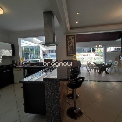 Casa de Condomínio com 287m², 6 quartos (sendo 4 suítes), 3 garagens, no bairro Bosque das Mansões em São José