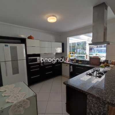Casa de Condomínio com 287m², 6 quartos (sendo 4 suítes), 3 garagens, no bairro Bosque das Mansões em São José