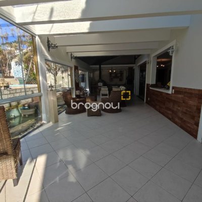 Casa de Condomínio com 287m², 6 quartos (sendo 4 suítes), 3 garagens, no bairro Bosque das Mansões em São José