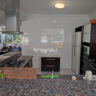 Casa de Condomínio com 287m², 6 quartos (sendo 4 suítes), 3 garagens, no bairro Bosque das Mansões em São José