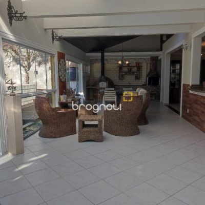 Casa de Condomínio com 287m², 6 quartos (sendo 4 suítes), 3 garagens, no bairro Bosque das Mansões em São José