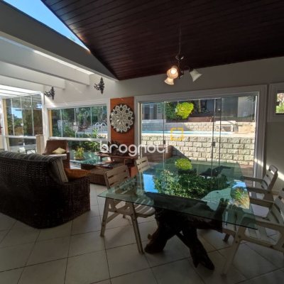 Casa de Condomínio com 287m², 6 quartos (sendo 4 suítes), 3 garagens, no bairro Bosque das Mansões em São José