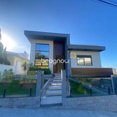 Casa com 300m², 3 quartos (sendo 2 suítes), 2 garagens, no bairro Pedra Branca em Palhoça