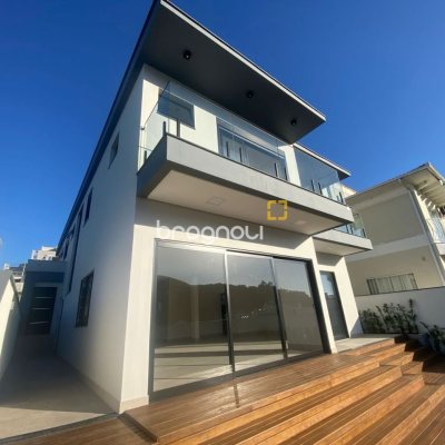 Casa com 300m², 3 quartos (sendo 2 suítes), 2 garagens, no bairro Pedra Branca em Palhoça