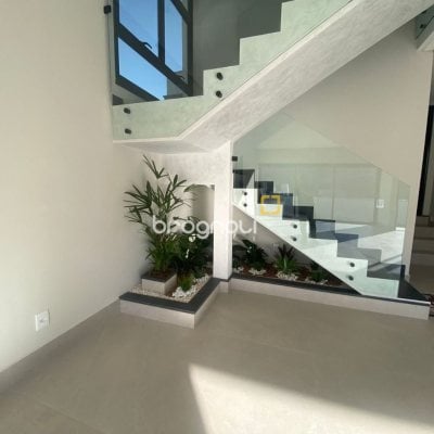 Casa com 300m², 3 quartos (sendo 2 suítes), 2 garagens, no bairro Pedra Branca em Palhoça
