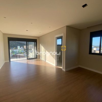 Casa com 300m², 3 quartos (sendo 2 suítes), 2 garagens, no bairro Pedra Branca em Palhoça