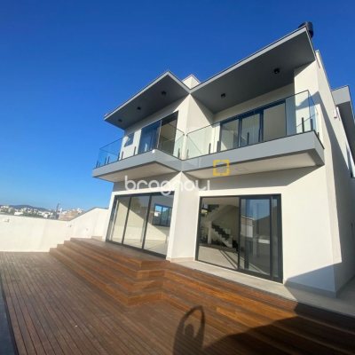 Casa com 300m², 3 quartos (sendo 2 suítes), 2 garagens, no bairro Pedra Branca em Palhoça