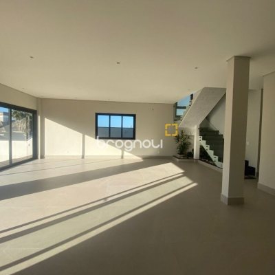 Casa com 300m², 3 quartos (sendo 2 suítes), 2 garagens, no bairro Pedra Branca em Palhoça
