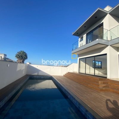Casa com 300m², 3 quartos (sendo 2 suítes), 2 garagens, no bairro Pedra Branca em Palhoça