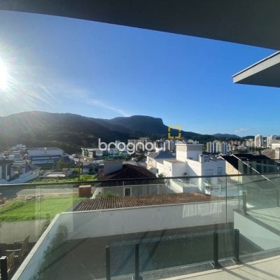 Casa com 300m², 3 quartos (sendo 2 suítes), 2 garagens, no bairro Pedra Branca em Palhoça