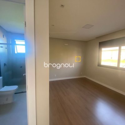Casa com 300m², 3 quartos (sendo 2 suítes), 2 garagens, no bairro Pedra Branca em Palhoça