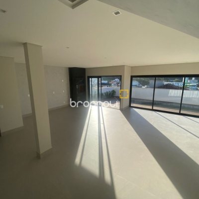 Casa com 300m², 3 quartos (sendo 2 suítes), 2 garagens, no bairro Pedra Branca em Palhoça
