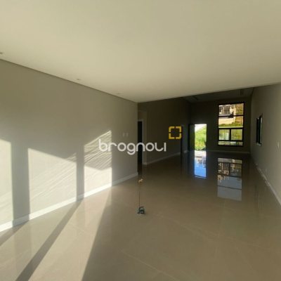 Casa com 300m², 3 quartos (sendo 2 suítes), 2 garagens, no bairro Pedra Branca em Palhoça